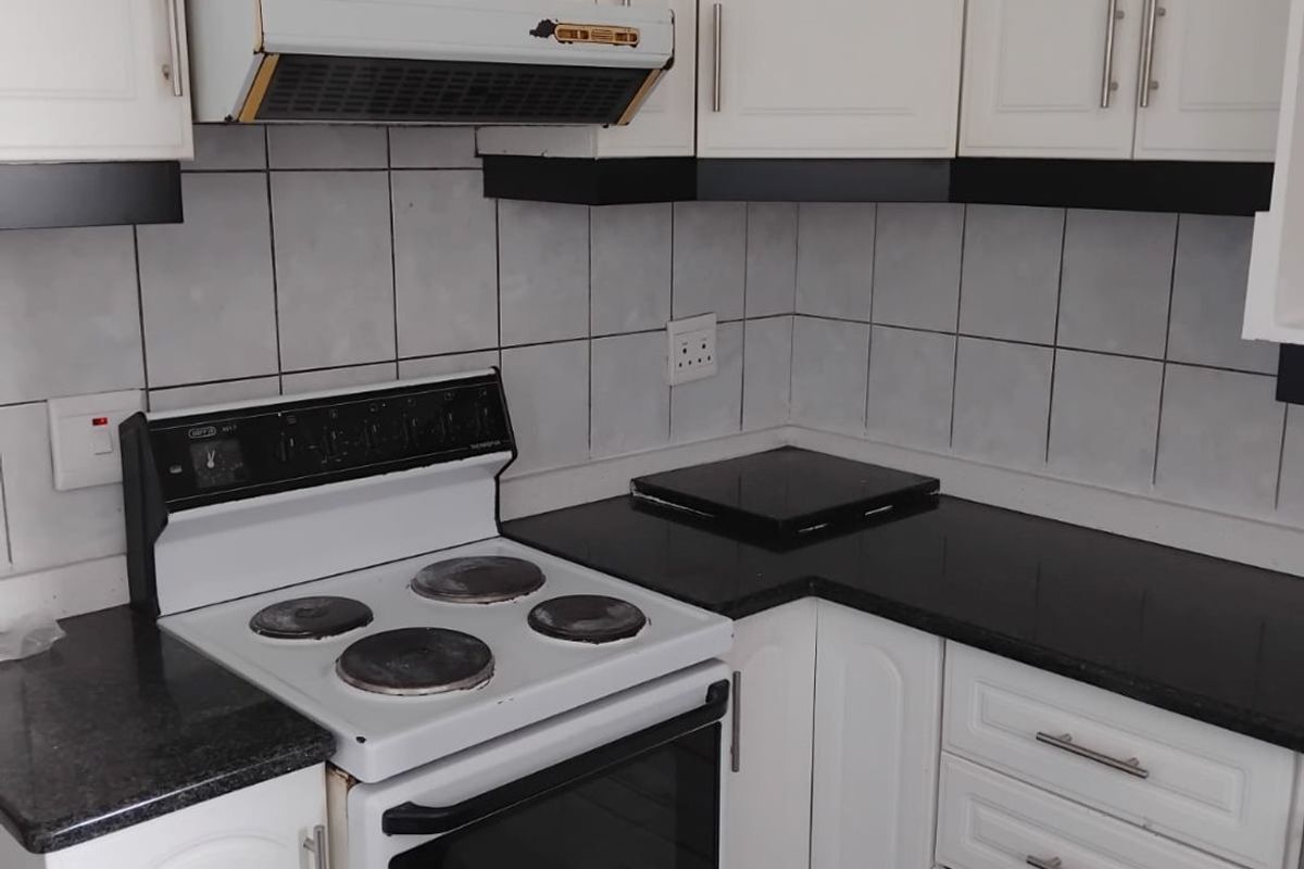 3.5 Bedrooms, 1.5 Bathrooms Apartment To Let In North Beach, Durban - Photo 3