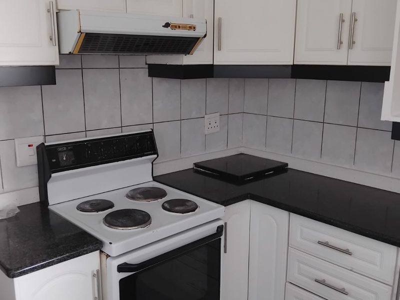 3.5 Bedrooms, 1.5 Bathrooms Apartment To Let In North Beach, Durban - Photo 3