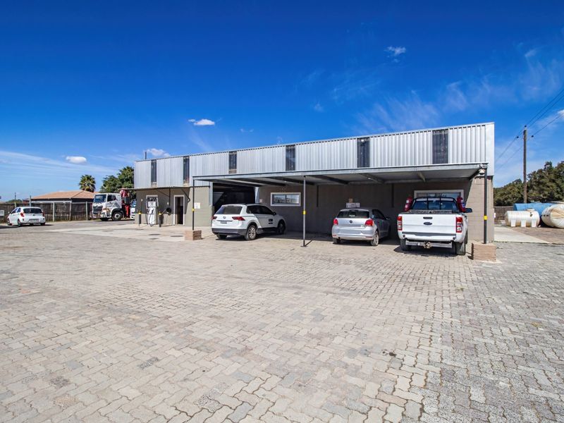Prime Farm with Warehouse, ideal for Transport & Logistics Hub in Driefonteinen - Photo 4