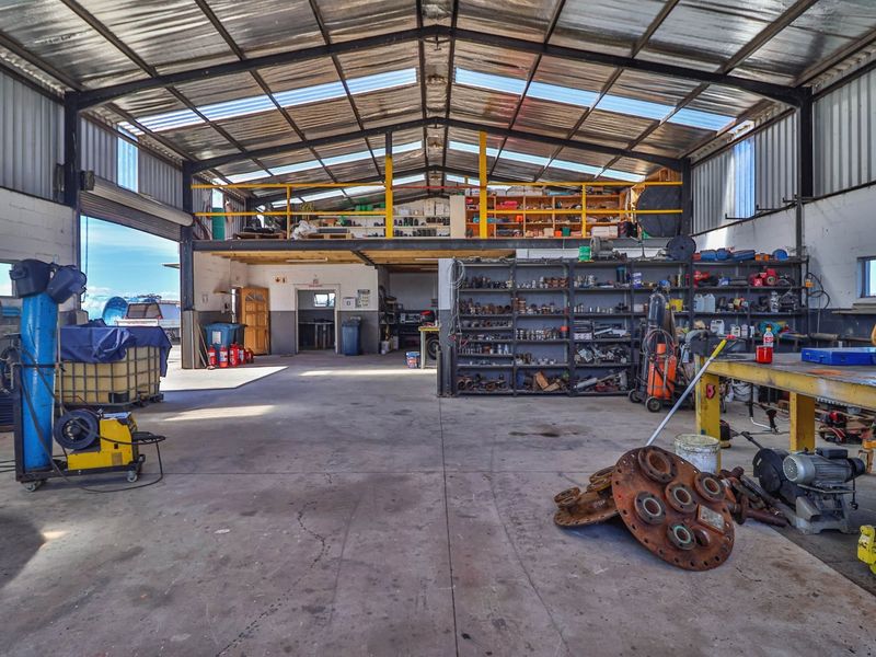 Prime Farm with Warehouse, ideal for Transport & Logistics Hub in Driefonteinen - Photo 9