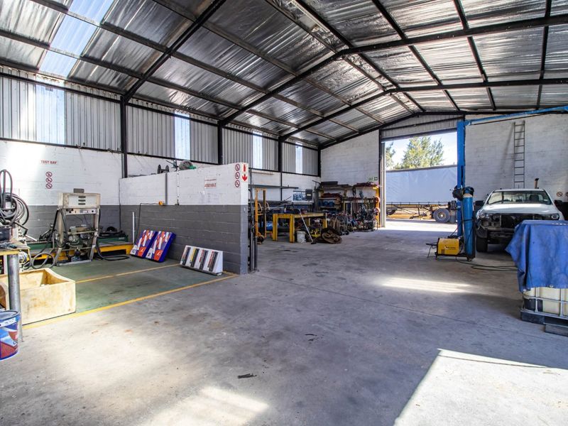Prime Farm with Warehouse, ideal for Transport & Logistics Hub in Driefonteinen - Photo 8