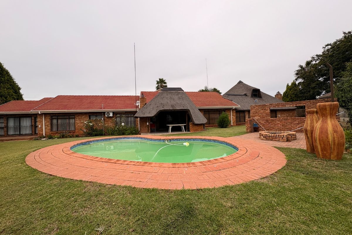 Space, comfort and incredible entertaining — all in one home! - Photo 3