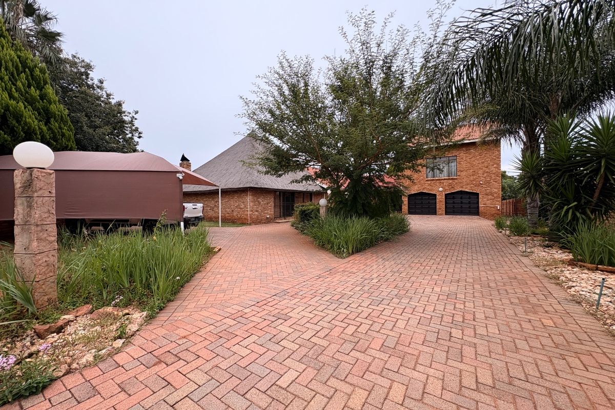 Space, comfort and incredible entertaining — all in one home! - Photo 2