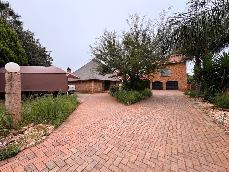 Space, comfort and incredible entertaining — all in one home! - Photo 2