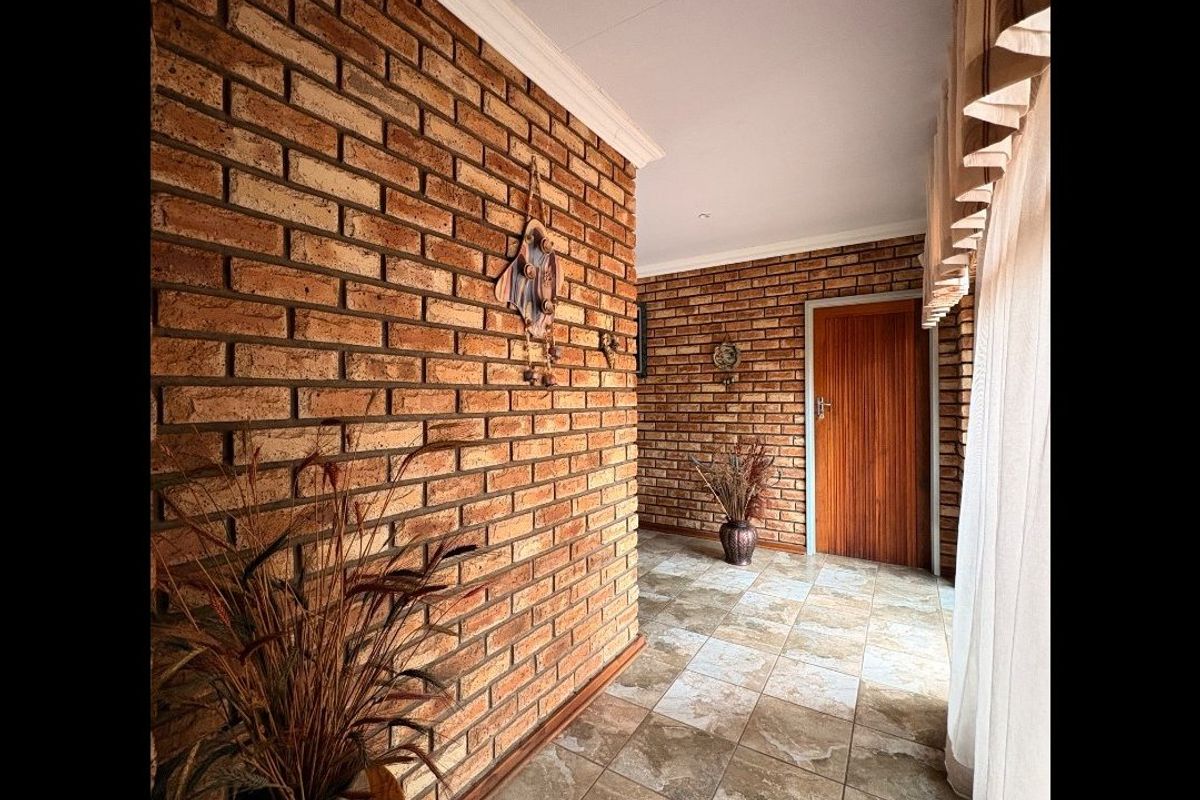 Space, comfort and incredible entertaining — all in one home! - Photo 5