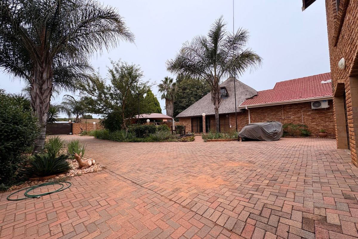 Space, comfort and incredible entertaining — all in one home! - Photo 4