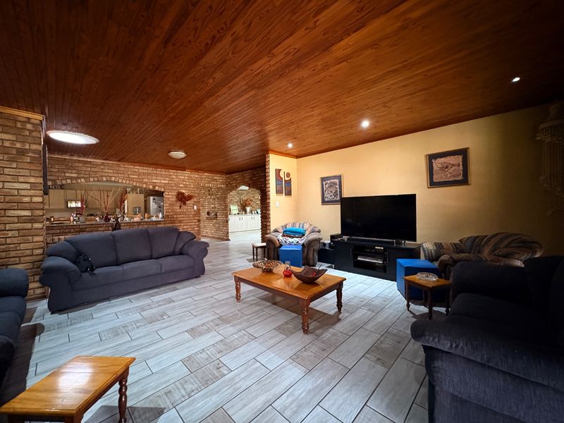 Space, comfort and incredible entertaining — all in one home! - Photo 10