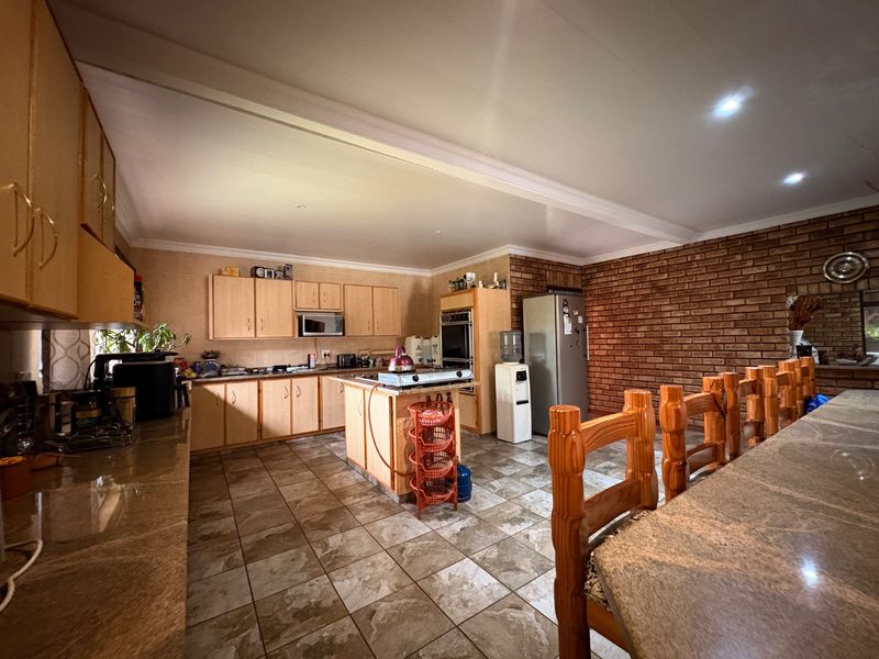 Space, comfort and incredible entertaining — all in one home! - Photo 8