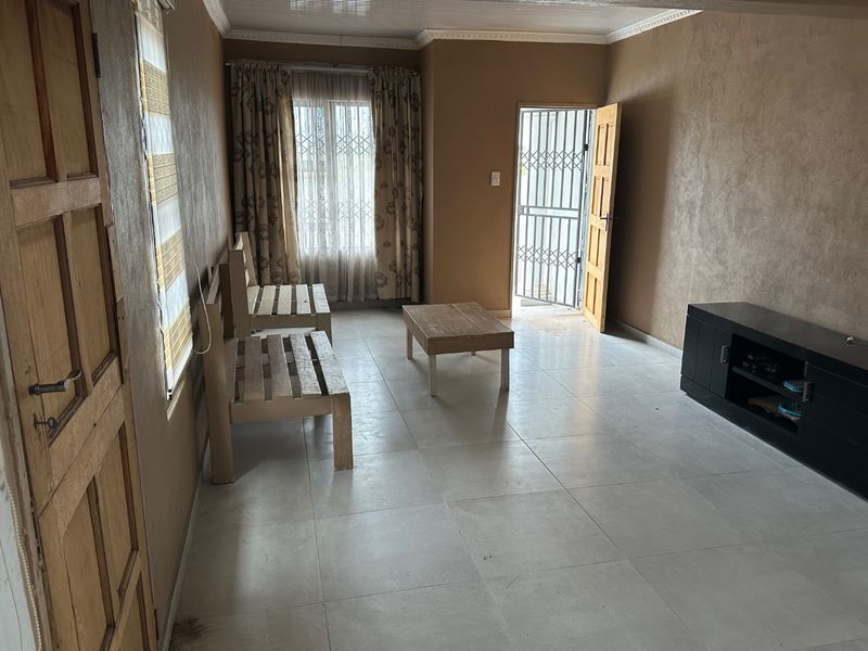 Lovely 3 Bedroom Duplex For Sale in Vosloorus.  - Photo 4
