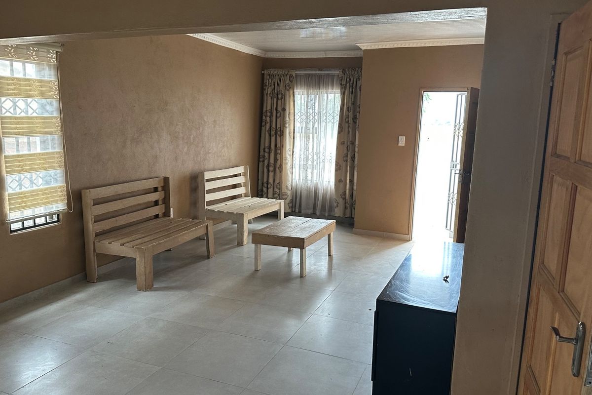 Lovely 3 Bedroom Duplex For Sale in Vosloorus.  - Photo 5