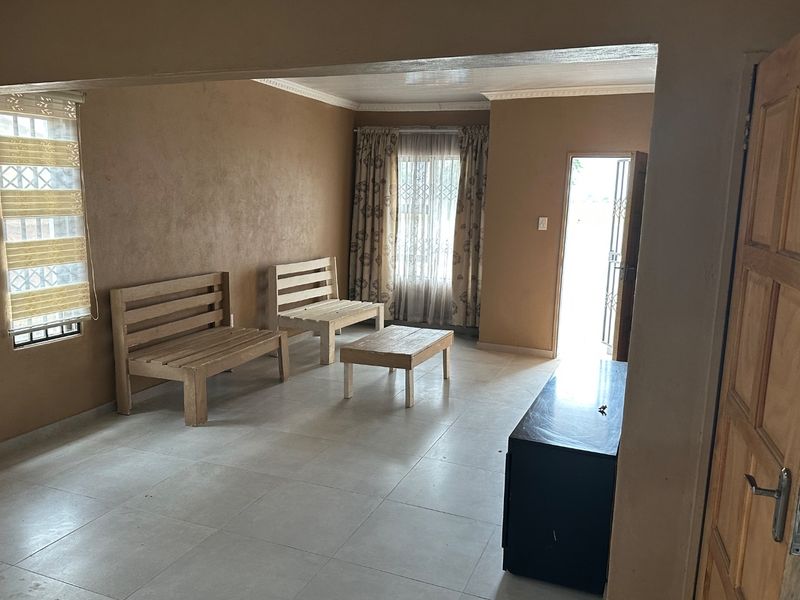 Lovely 3 Bedroom Duplex For Sale in Vosloorus.  - Photo 5