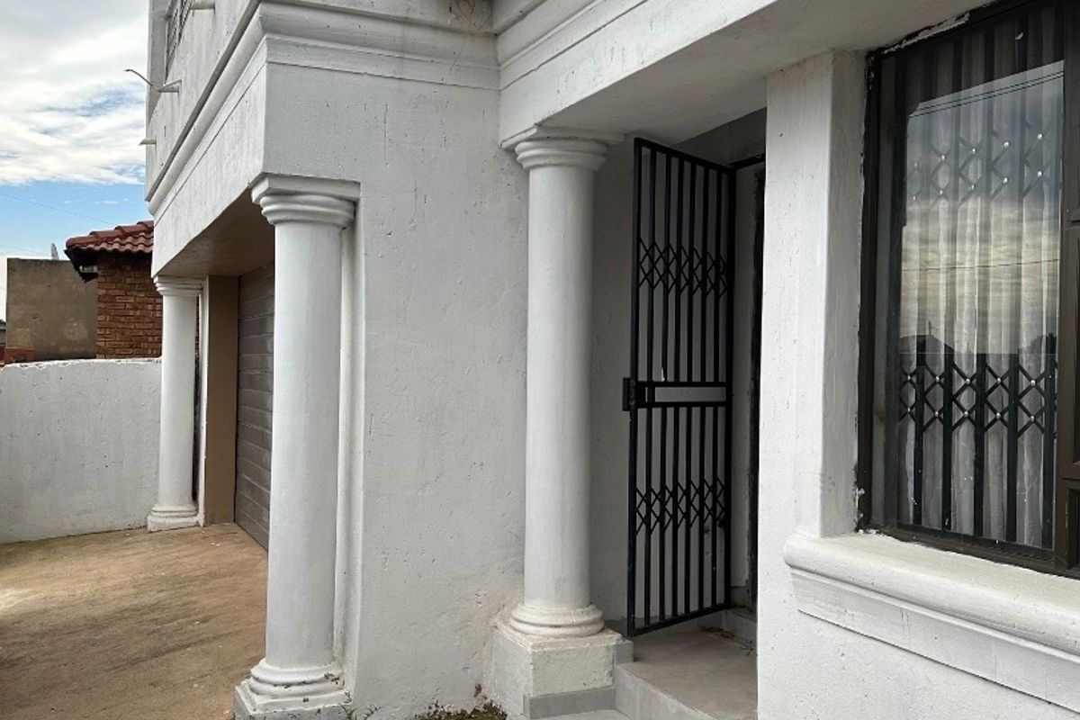 Lovely 3 Bedroom Duplex For Sale in Vosloorus.  - Photo 3