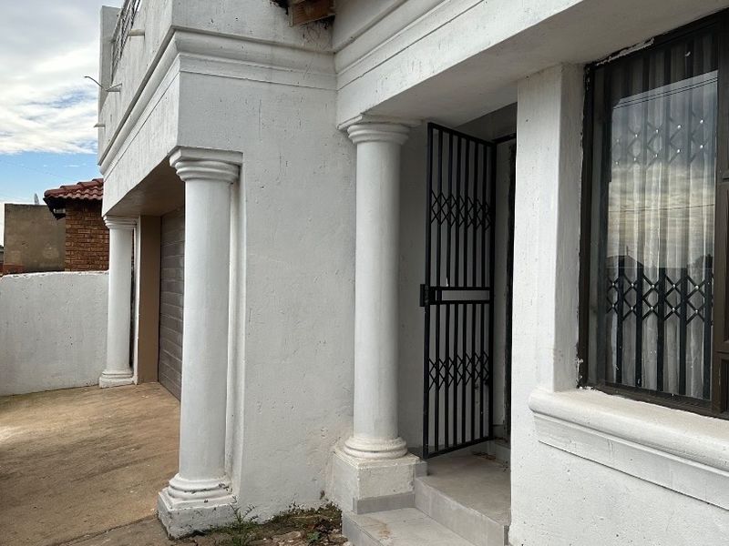 Lovely 3 Bedroom Duplex For Sale in Vosloorus.  - Photo 3