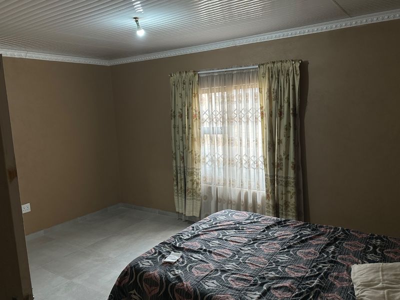 Lovely 3 Bedroom Duplex For Sale in Vosloorus.  - Photo 7
