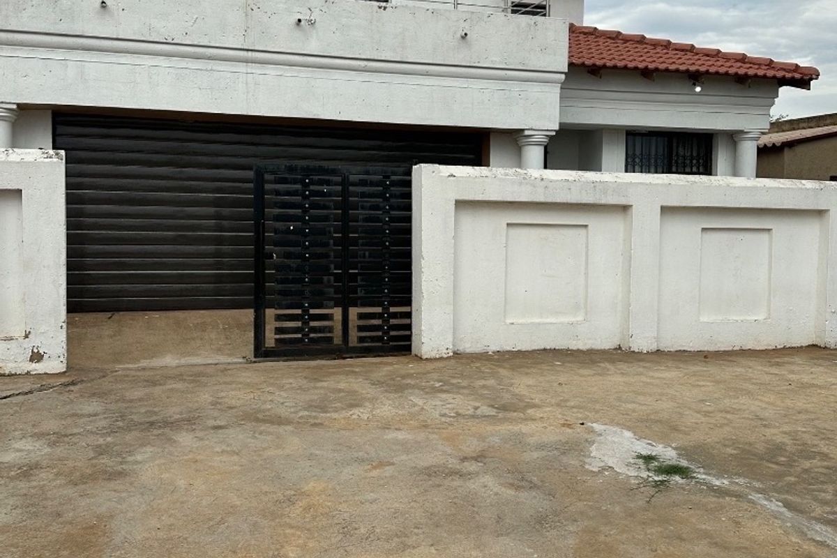 Lovely 3 Bedroom Duplex For Sale in Vosloorus.  - Photo 2