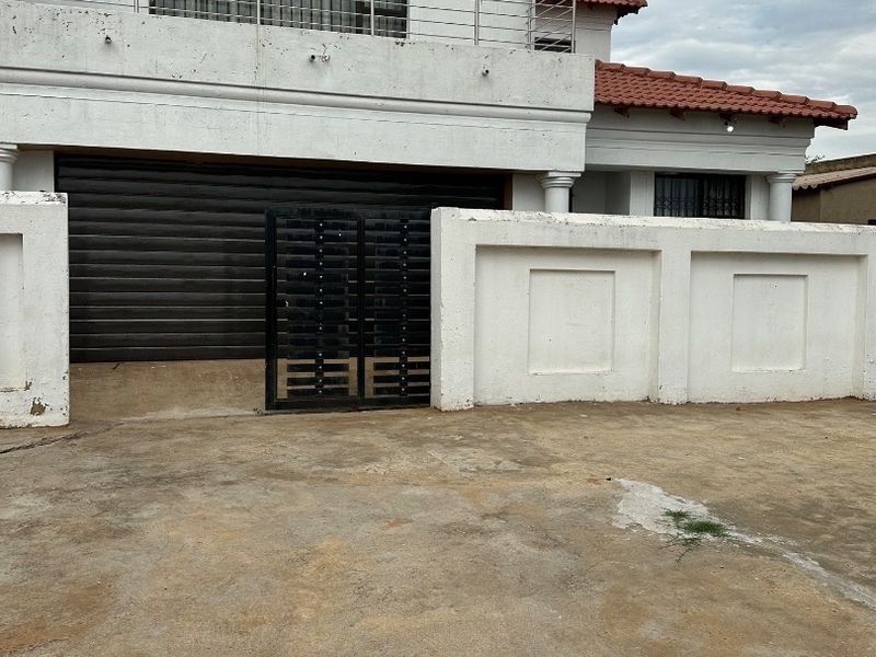 Lovely 3 Bedroom Duplex For Sale in Vosloorus.  - Photo 2