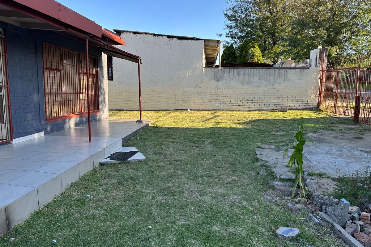 Beautiful 3 Bedroom House for Sale in South Hills.  - Photo 4