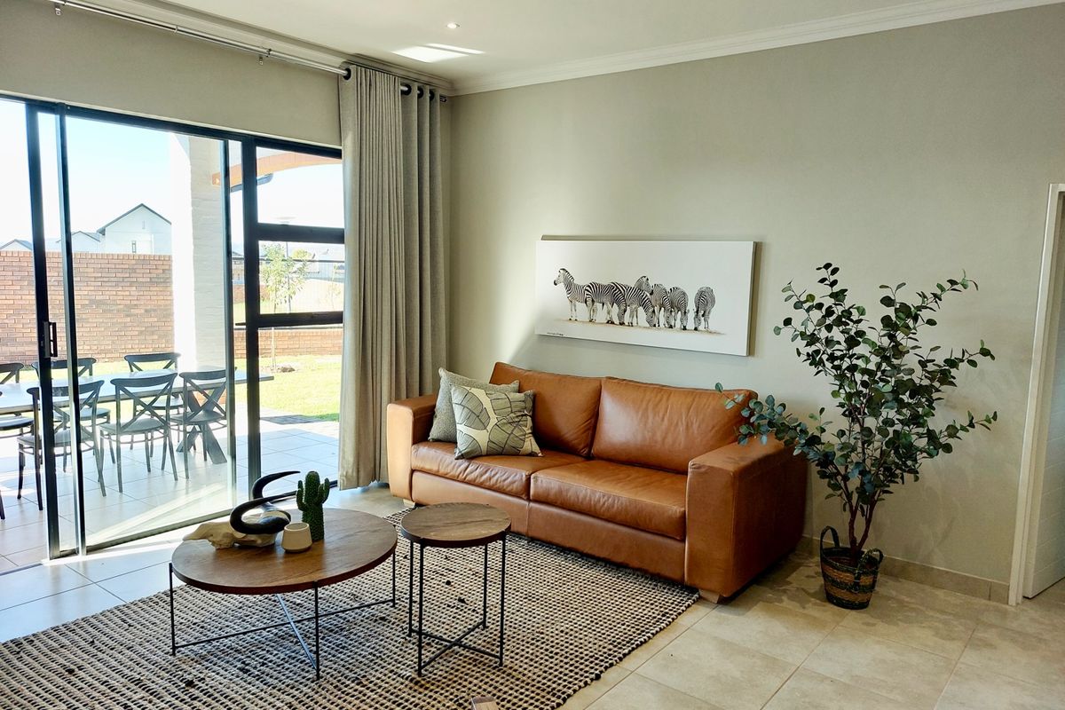 Stunning 3 bedroom, 2 bathroom simplex in Six fountains  - Photo 3