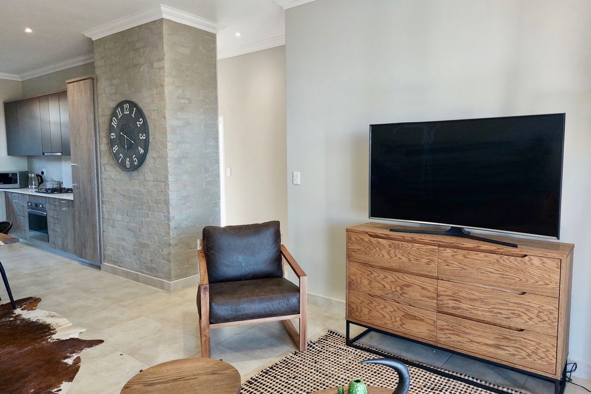 Stunning 3 bedroom, 2 bathroom simplex in Six fountains  - Photo 5