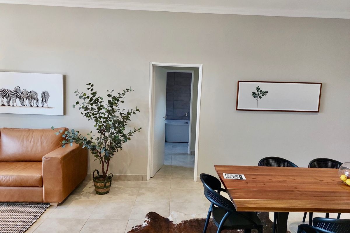 Stunning 3 bedroom, 2 bathroom simplex in Six fountains  - Photo 4