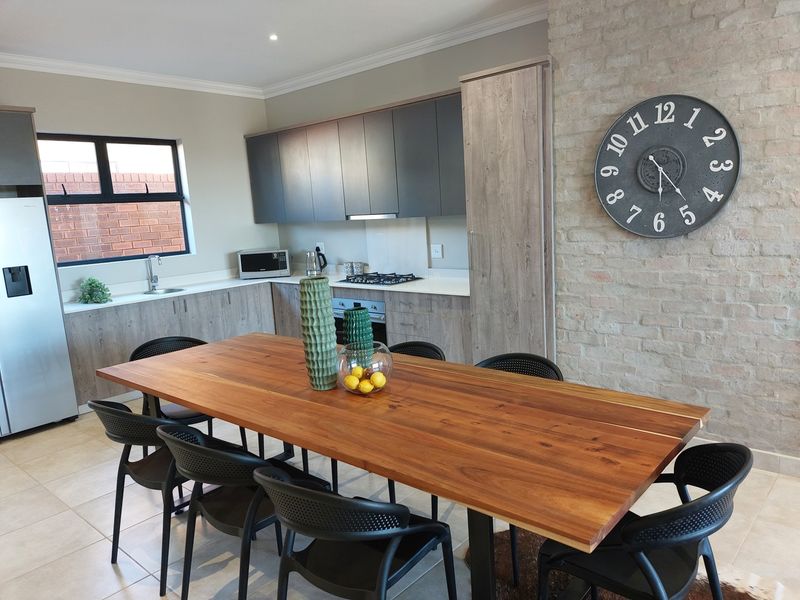 Stunning 3 bedroom, 2 bathroom simplex in Six fountains  - Photo 8