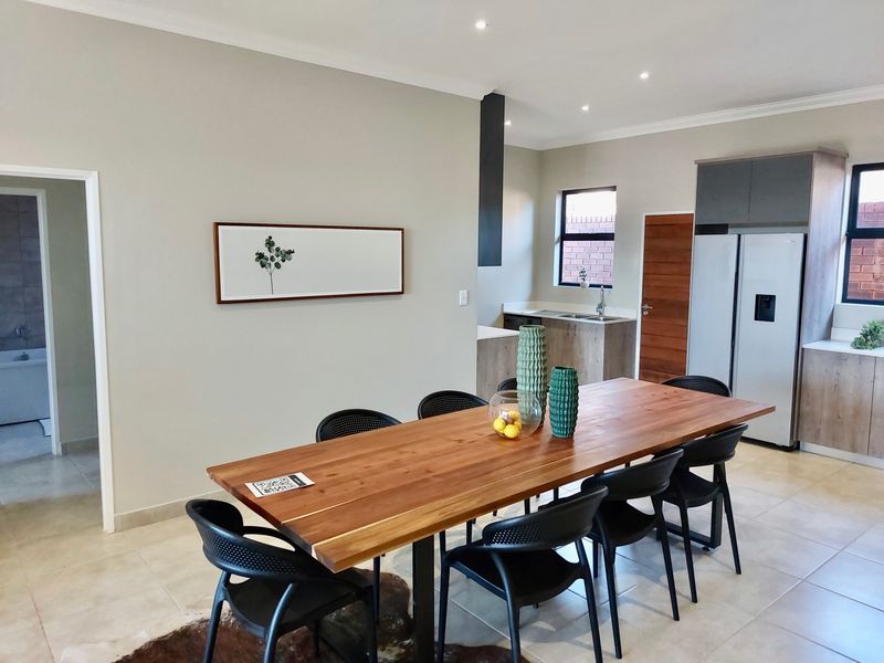 Stunning 3 bedroom, 2 bathroom simplex in Six fountains  - Photo 7