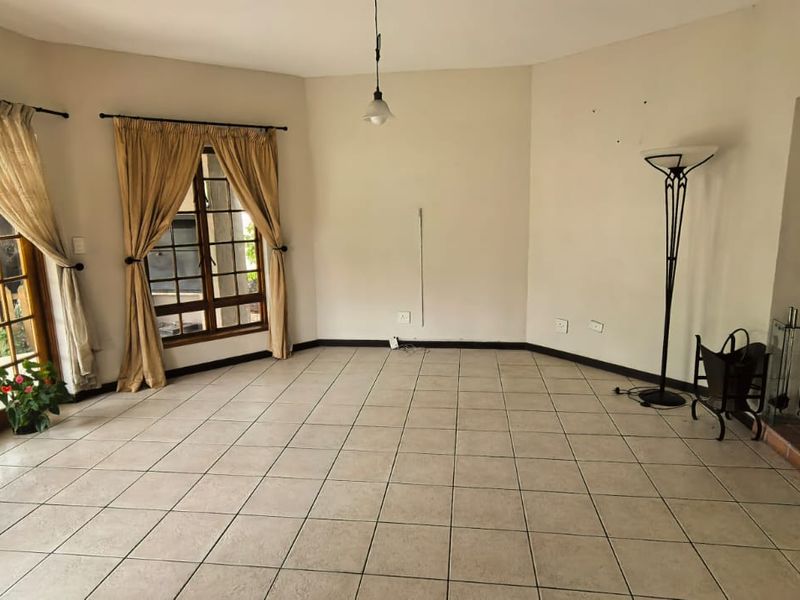 Luxury 5 Bedroom Family Home for Sale in Kyalami Hills Estate - Photo 7