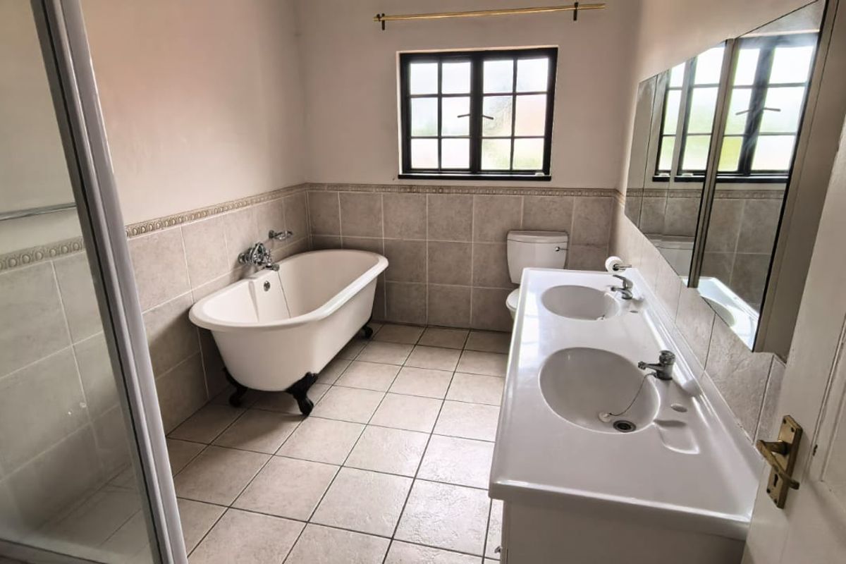 Luxury 5 Bedroom Family Home for Sale in Kyalami Hills Estate - Photo 4