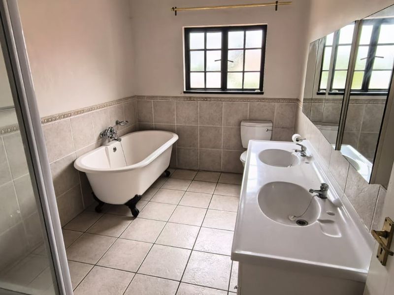 Luxury 5 Bedroom Family Home for Sale in Kyalami Hills Estate - Photo 4