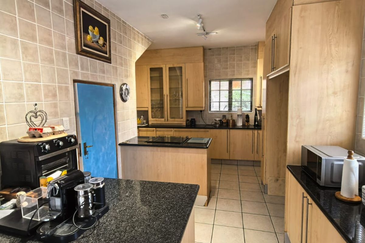 Luxury 5 Bedroom Family Home for Sale in Kyalami Hills Estate - Photo 2