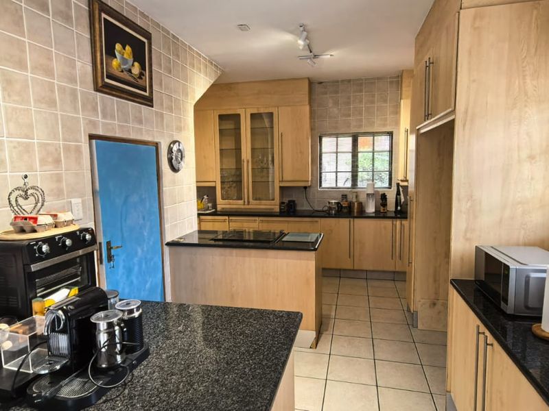 Luxury 5 Bedroom Family Home for Sale in Kyalami Hills Estate - Photo 2