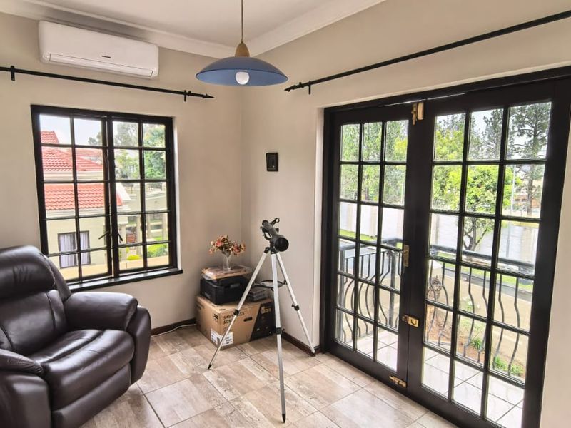 Luxury 5 Bedroom Family Home for Sale in Kyalami Hills Estate - Photo 8