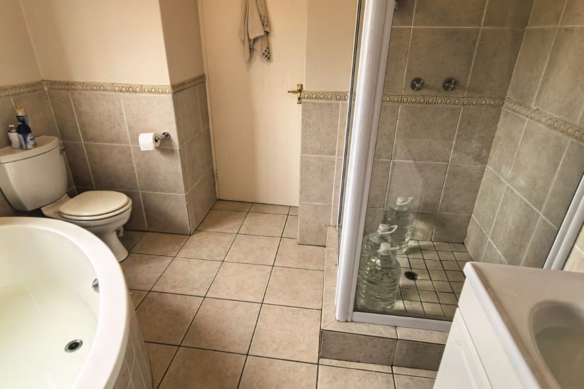 Luxury 5 Bedroom Family Home for Sale in Kyalami Hills Estate - Photo 5