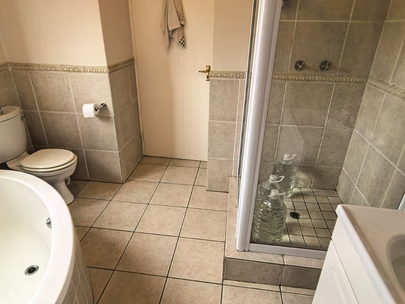 Luxury 5 Bedroom Family Home for Sale in Kyalami Hills Estate - Photo 5