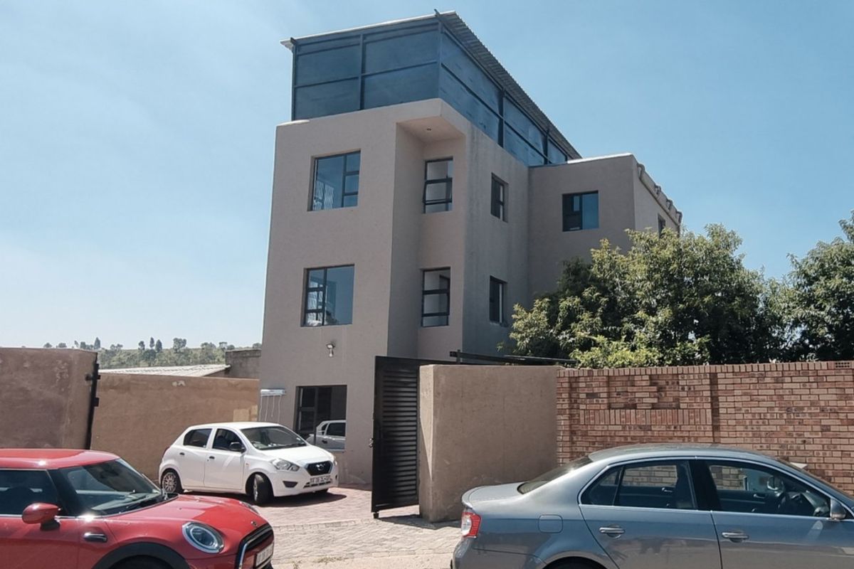 8 Bed House in Diepkloof Zone 4, Diepkloof for Sale - Photo 2