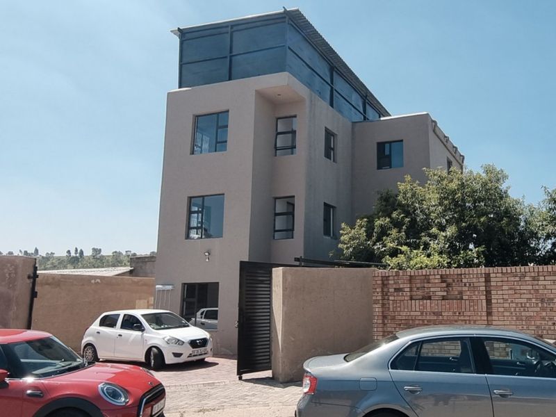 8 Bed House in Diepkloof Zone 4, Diepkloof for Sale - Photo 2