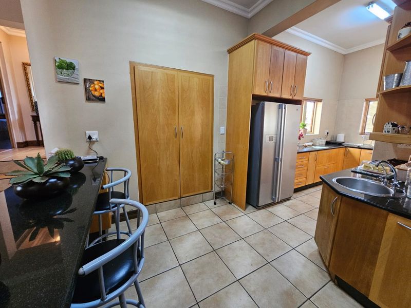 Charming Family Home with flatlet in security estate. - Photo 9