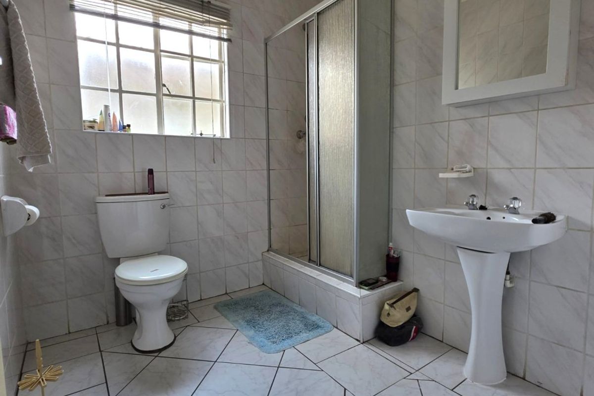 Charming 2-Bedroom Garden Unit – Peaceful Living with Great Features! - Photo 4