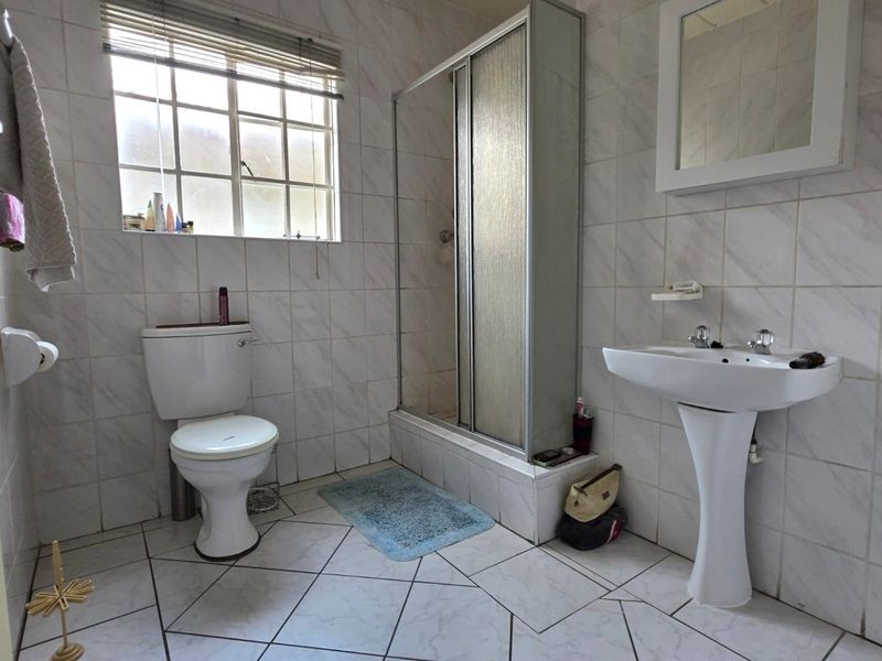 Charming 2-Bedroom Garden Unit – Peaceful Living with Great Features! - Photo 4