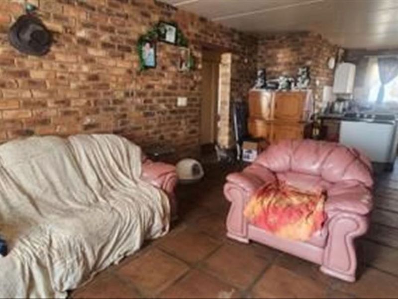 Cozy 3-Bedroom Home with Comfortable Living Space - Photo 3