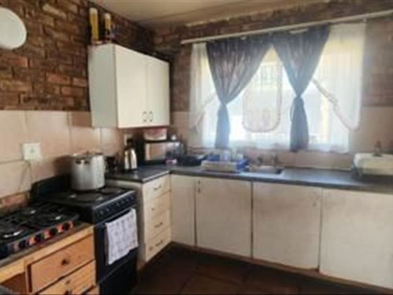 Cozy 3-Bedroom Home with Comfortable Living Space - Photo 2