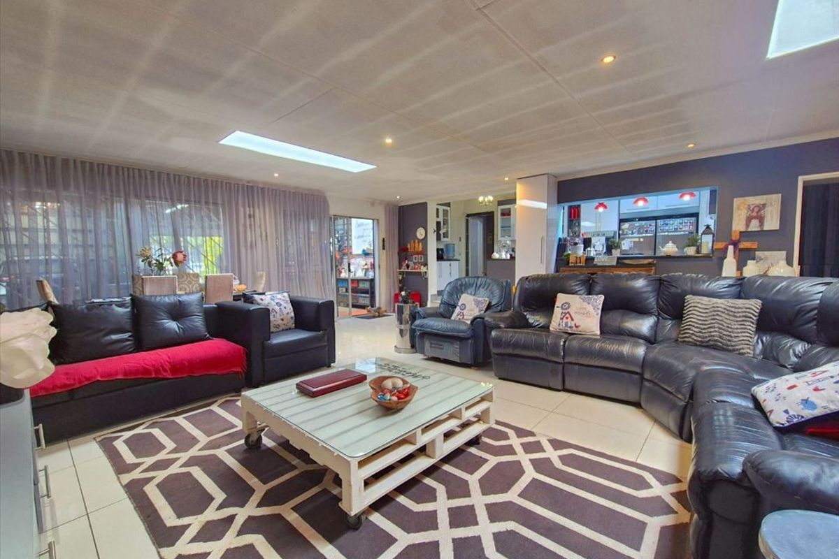 Spacious Family Home with Excellent Amenities - Photo 2