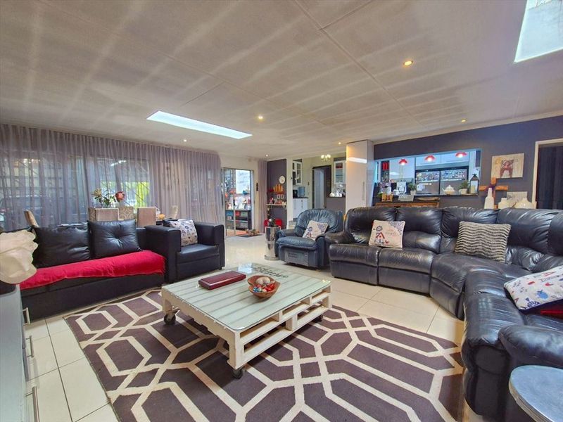 Spacious Family Home with Excellent Amenities - Photo 2