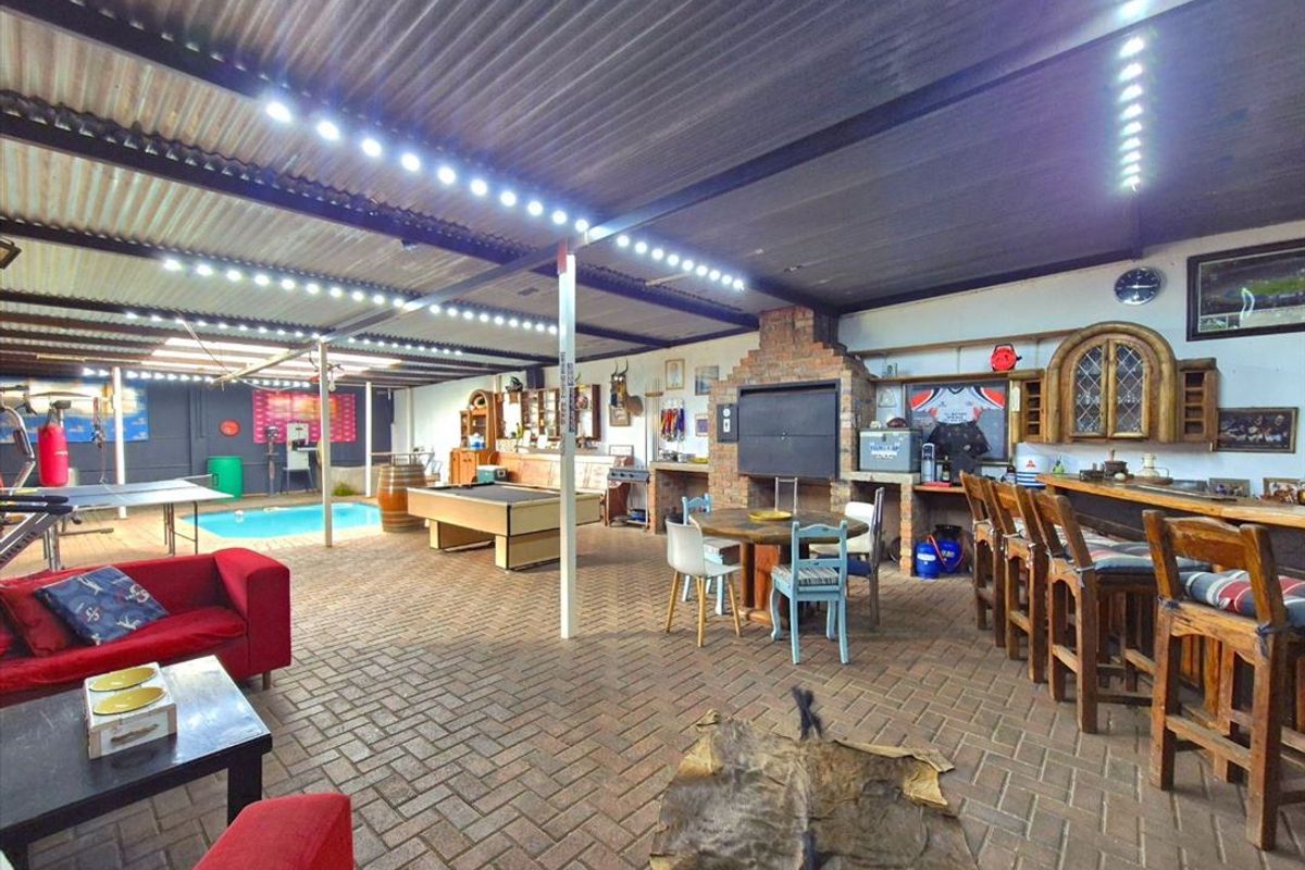 Spacious Family Home with Excellent Amenities - Photo 3