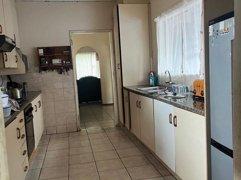 Elegant Family Home with Spacious Living Areas - Photo 2