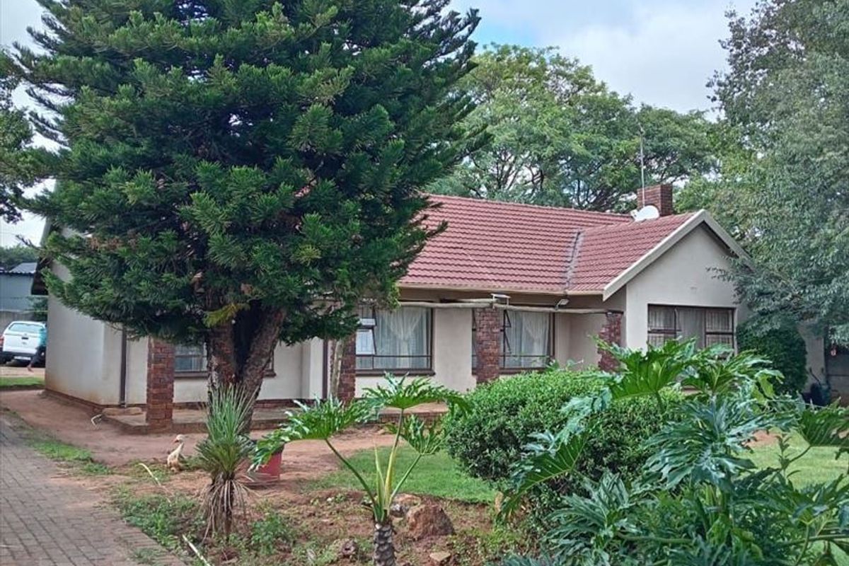 Elegant Family Home with Spacious Living Areas - Photo 3