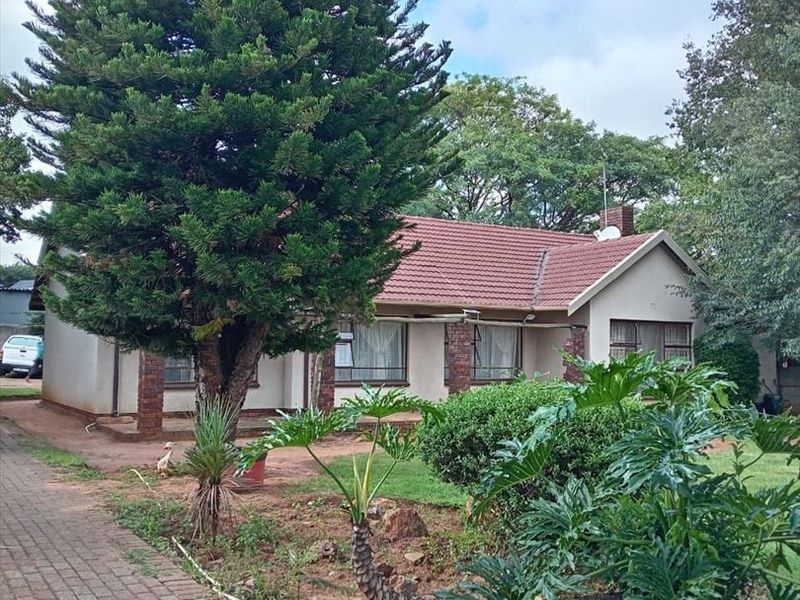 Elegant Family Home with Spacious Living Areas - Photo 3