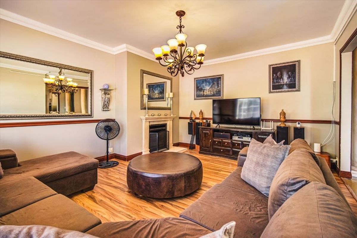 Spacious Family Home with Pool and Ample Parking - Photo 2