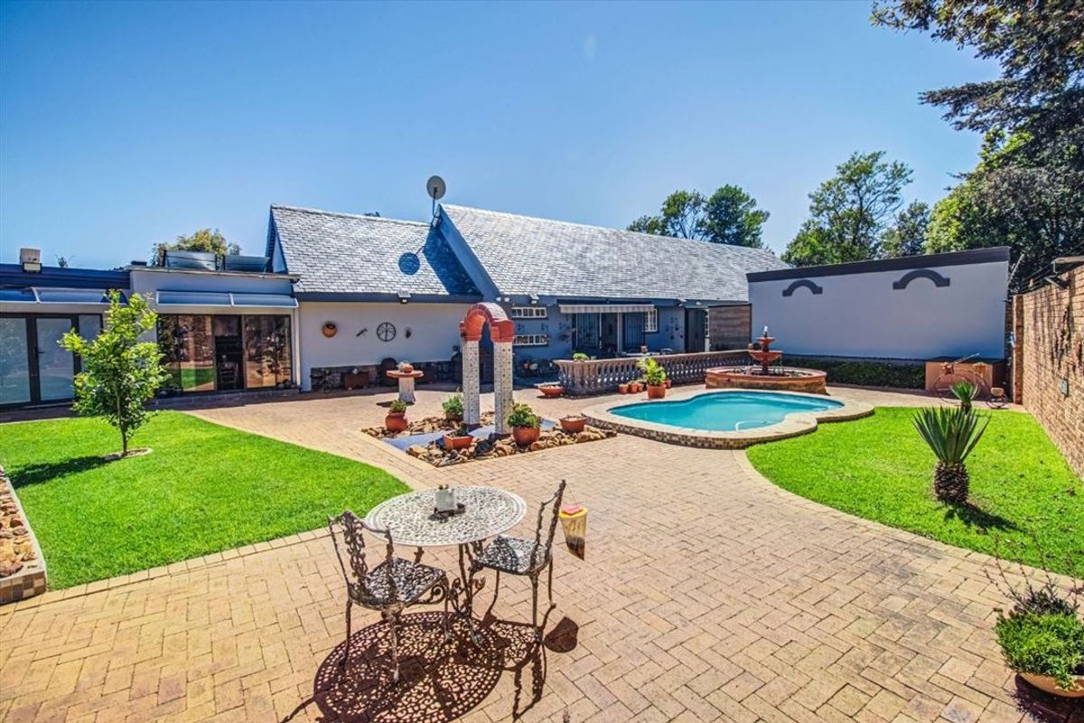 Spacious Family Home with Pool and Ample Parking - Photo 3