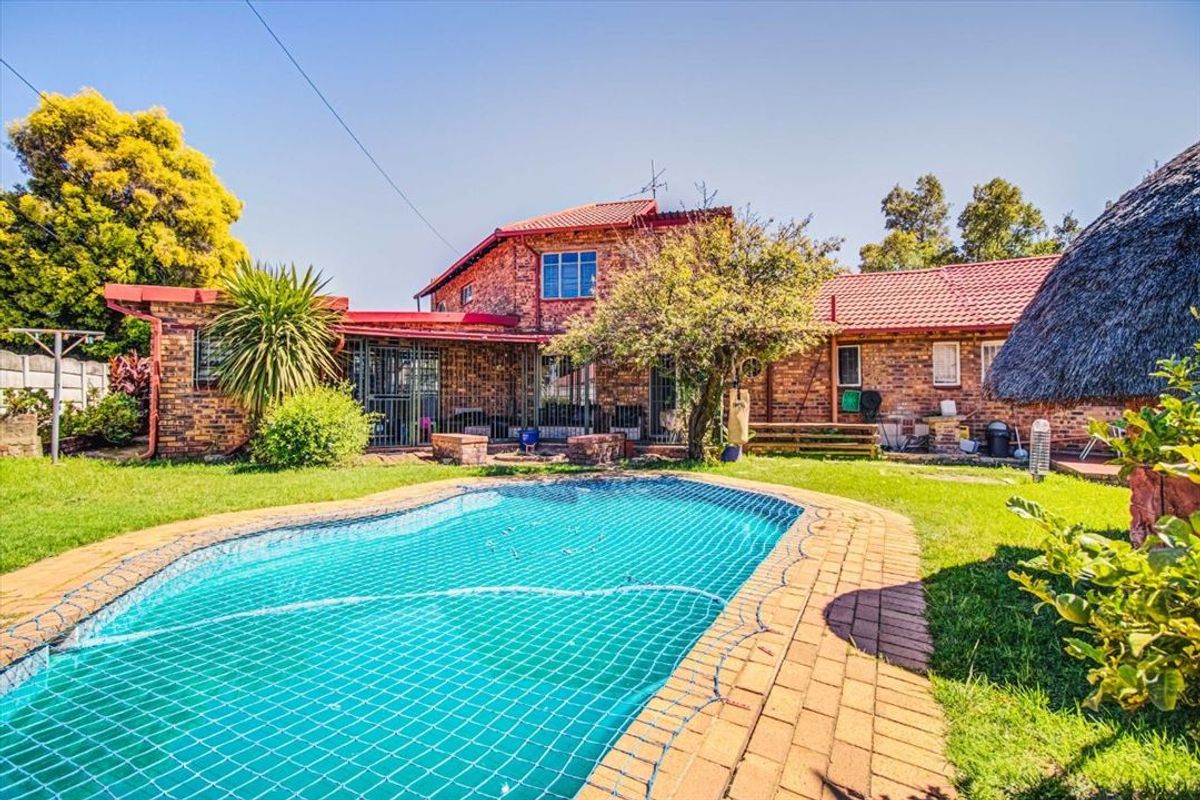 Spacious Property with Granny Flat and Excellent Parking - Photo 3